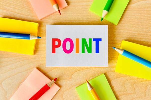 “POINT”と書かれた紙と色鉛筆、付箋