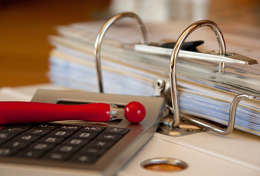 経理アウトソーシングを外注するメリット・デメリット